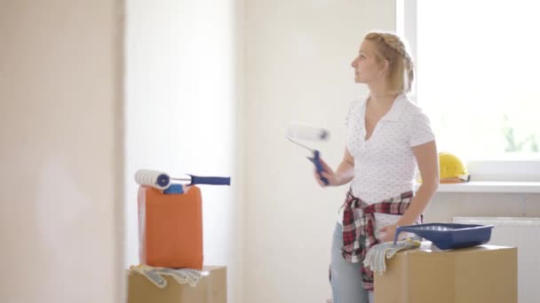 Woman makes repairs in flat — Stock Video