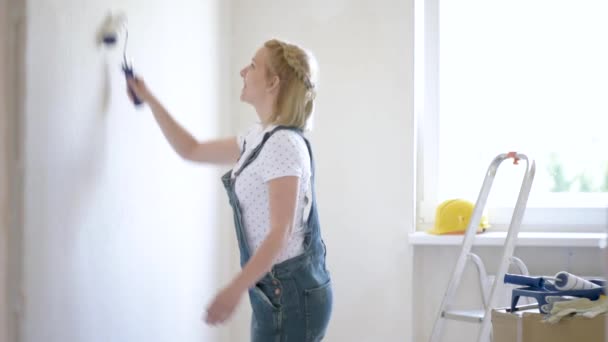 Woman makes repairs in flat — Stock Footage Woman makes repairs in flat Royalty Free Stock Video