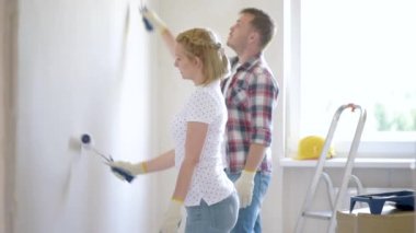 Kadın ve adam yapar onarım