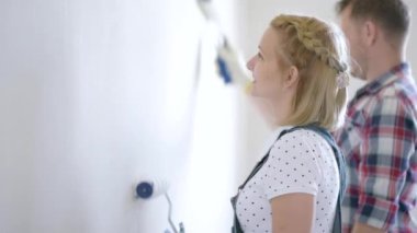 Kadın ve adam yapar onarım