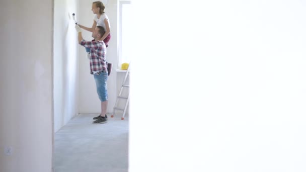 Padre e hija pintando pared — Vídeos de Stock