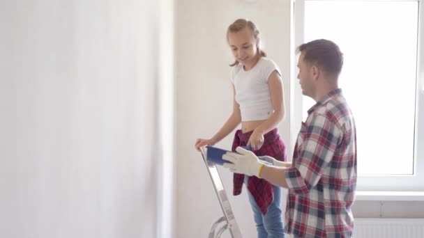 Padre e hija pintando pared — Vídeos de Stock