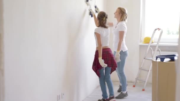 Madre e hija pintura pared — Vídeo de stock
