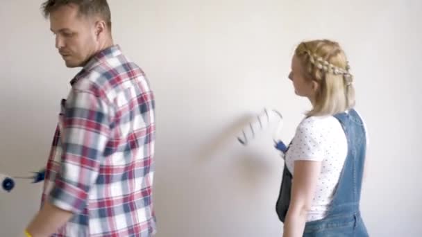 Жінка і чоловік роблять ремонт — стокове відео