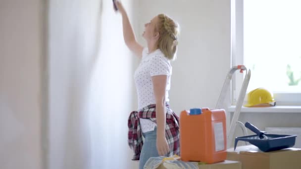 Жінка робить ремонт в квартирі — стокове відео