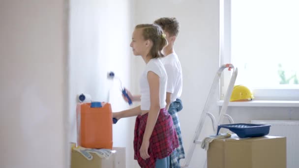 Niños pintando pared en la habitación — Vídeo de stock