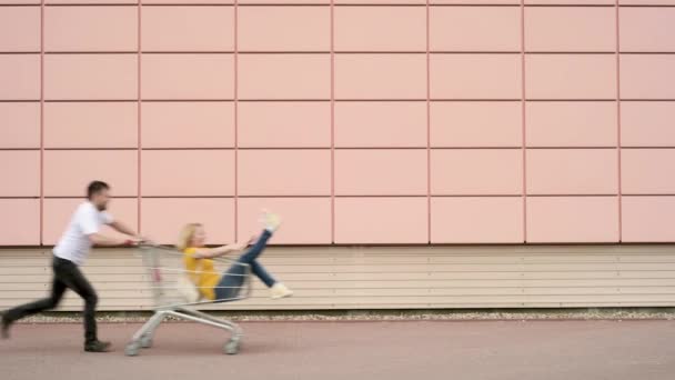 Lycklig familj med kundvagnar — Stockvideo