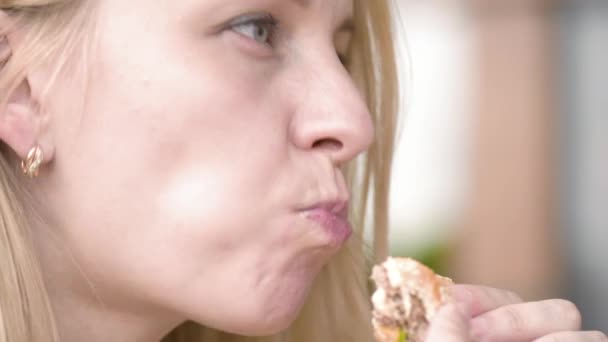 Жінка їсть фастфуд — стокове відео