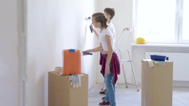 Děti Malování zdi v místnosti — Stock video