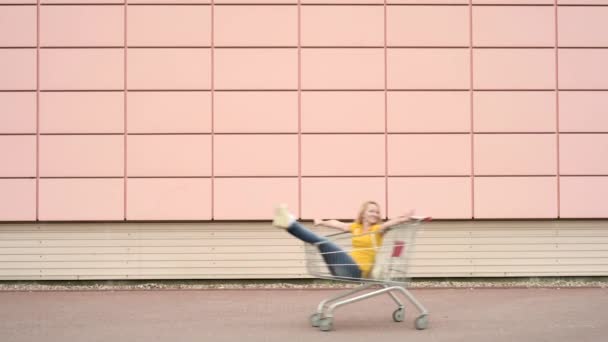 Familia feliz con carritos de compras — Vídeos de Stock