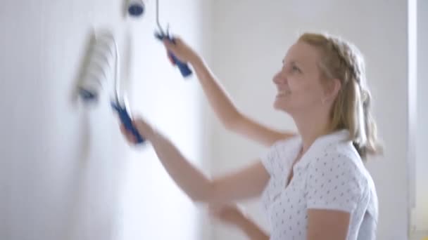 Мати і дочка розмальовують стіну — стокове відео