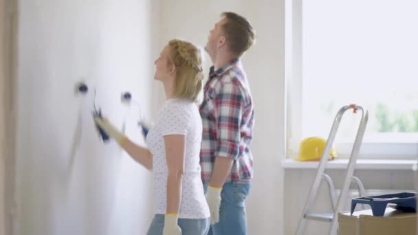 Woman and man makes repairs — Stock Video