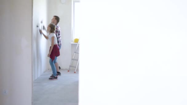 Padre e hija pintando pared — Vídeo de stock