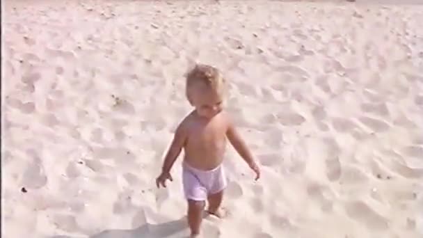 Відеозапис маленького хлопчика — стокове відео