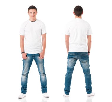 Adam beyaz t-shirt ile