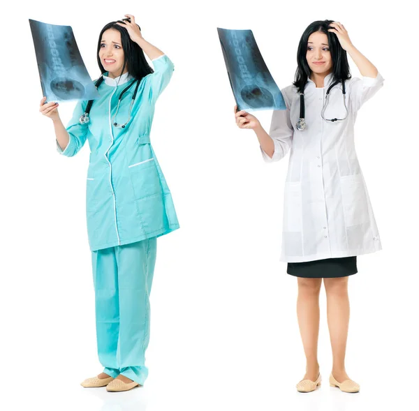 Médico femenino con imagen de rayos X —  Fotos de Stock