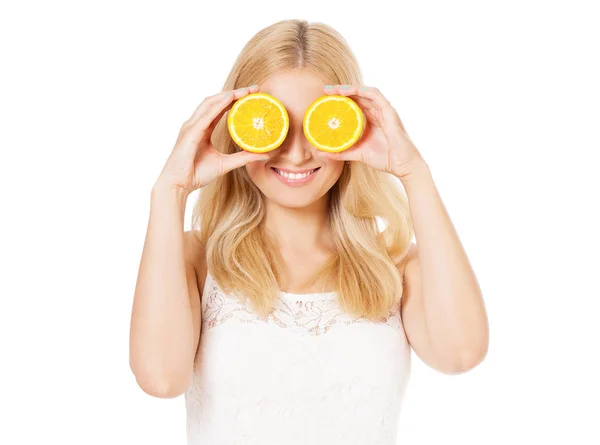 Frau mit halber Orange — Stockfoto