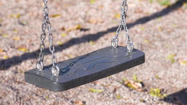 Balanças vazias no parque infantil — Vídeo de Stock