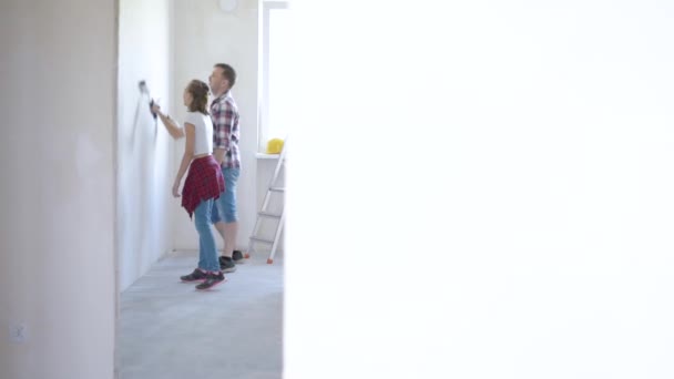 Padre e hija pintando pared — Vídeos de Stock