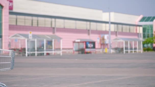 Familia feliz con carritos de compras — Vídeos de Stock