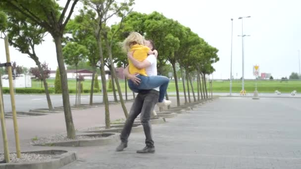 Casal Feliz Abraçar Menina Cara Beijando Romanticamente Câmera Lenta Homem — Vídeo de Stock