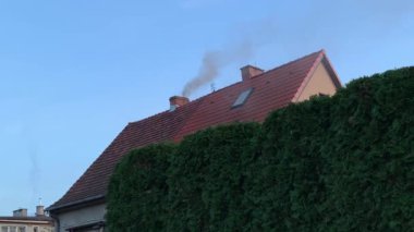 Bacasından duman giriyor