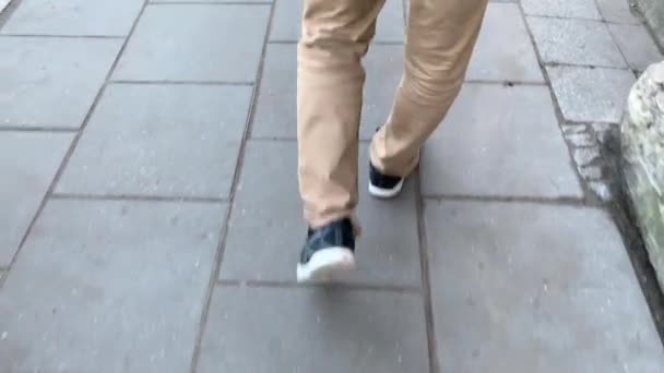 Fötter som går på gatan — Stockvideo