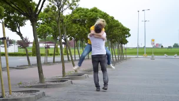 Мужчина и женщина целуются — стоковое видео