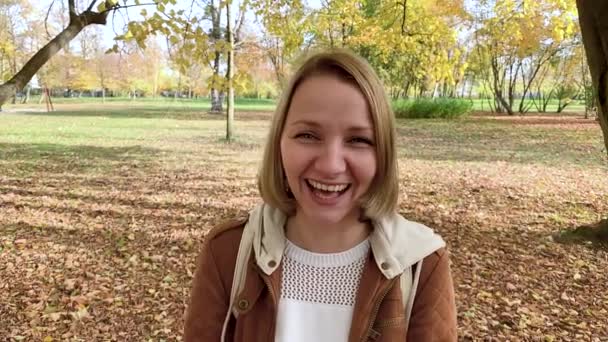 Portrait of woman at park — Stock Video