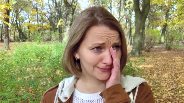 Portrait of woman at park — Stock Video