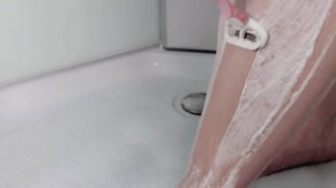 Kadın tıraş bacaklar banyo