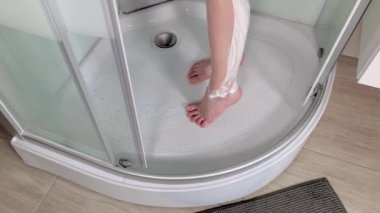Kadın tıraş bacaklar banyo