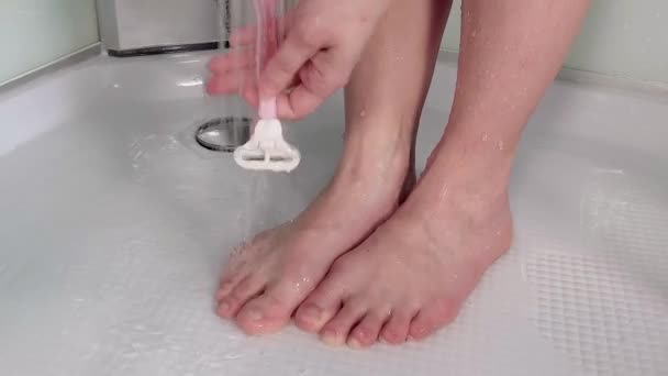 Femme rasage jambes à la salle de bain — Video