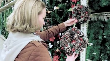 Kadın Noel çelenk seçer
