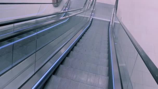Moderne roltrap trappen — Stockvideo