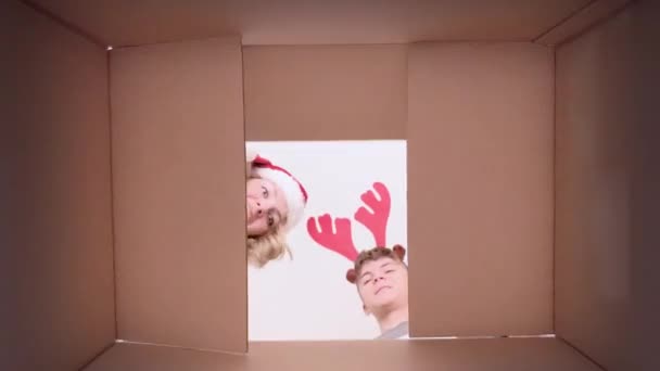 Mãe e filho abrindo caixa de papelão — Vídeo de Stock