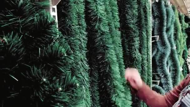 Mujer elige la decoración de Navidad — Vídeos de Stock