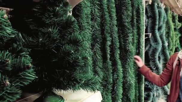 Γυναίκα επιλέγει διακόσμηση για τα Χριστούγεννα — Αρχείο Βίντεο