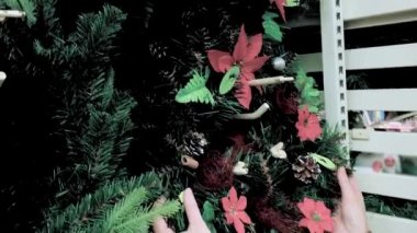 Kadın Noel çelenk seçer