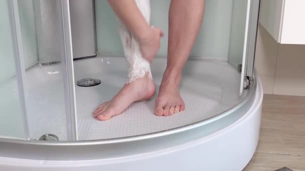 Frau rasiert Beine im Badezimmer — Stockvideo