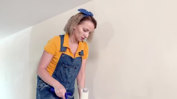 Молода жінка робить ремонт — стокове відео