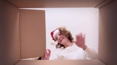 Karton kutu açılış kadın