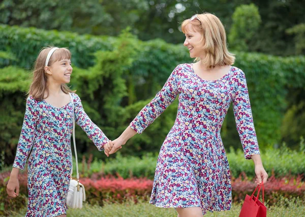 公園で子供を持つ女性 — ストック写真