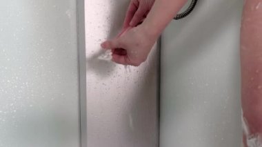 Kadın tıraş bacaklar banyo
