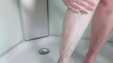 Kadın tıraş bacaklar banyo
