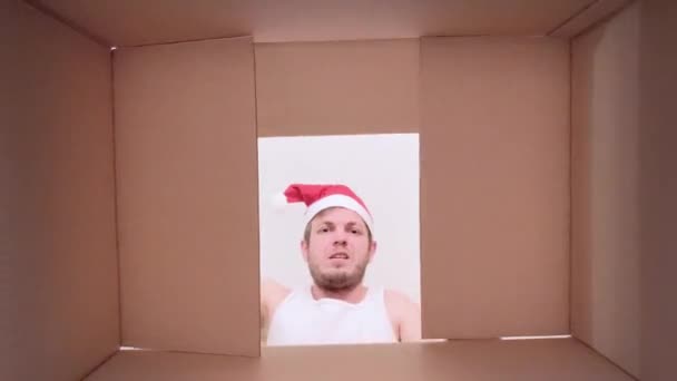 Человек, открывающий картонную коробку — стоковое видео