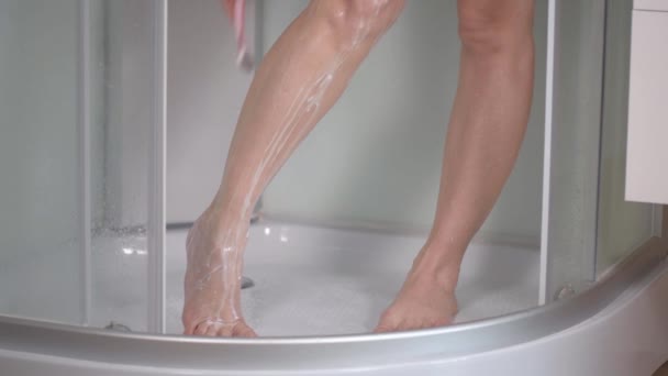 Mujer afeitar piernas en el baño — Vídeo de stock