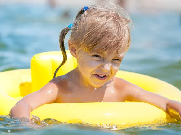 Bambina in mare — Foto Stock