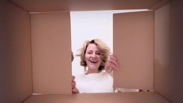 Ευτυχισμένη οικογένεια ανοίγοντας το κουτί από χαρτόνι — Αρχείο Βίντεο