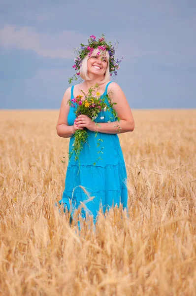 Femme à la prairie de blé — Photo